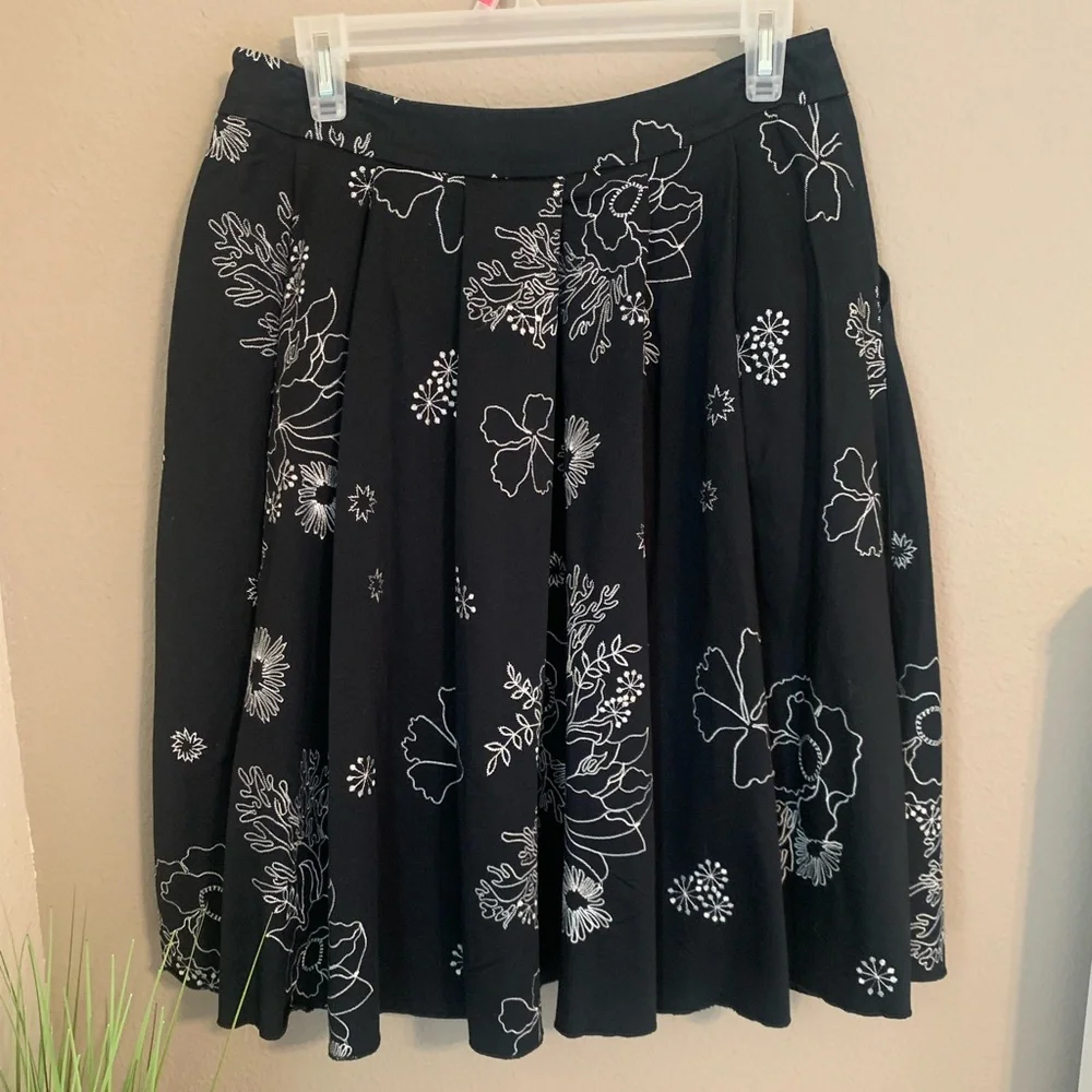 Gianni Bini black skirt with embroidery. Size 6.